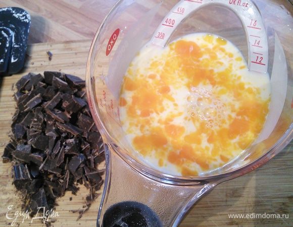 Взболтать яйца в молоке, приготовить шоколадные капли (у меня рубленный шоколад).
