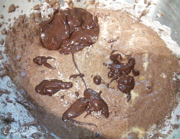 В сухие ингредиенты влить молочно-яичную, размешать и ввести шоколад и шоколадные капли. Все хорошенько перемешать.