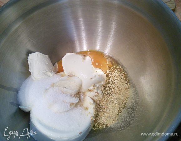 Для сливочного крема смешать все ингредиенты, кроме крахмала. Взбить венчиком до однородной консистенции.