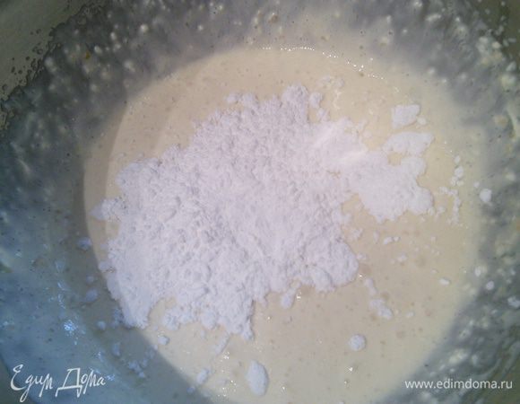 Всыпать крахмал, взбить.