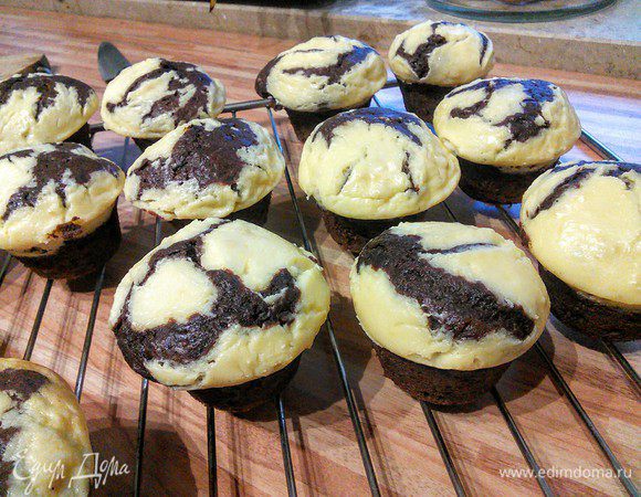 Дать им чуть остыть, затем извлечь из формы и остудить полностью на решетке.