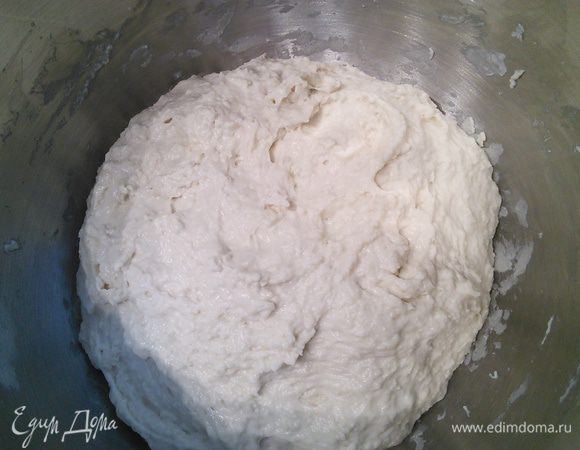 Замесить тесто. Накрыть миску плёнкой. Дать отдохнуть 40 минут при комнатной температуре. Каждые 10 минут тесто необходимо обмять (в общем 4 раза). Тесто довольно липкое и с каждым разом становится всё однороднее. Теперь миска с тестом отправляется в холодильник на 3-4 дня! 