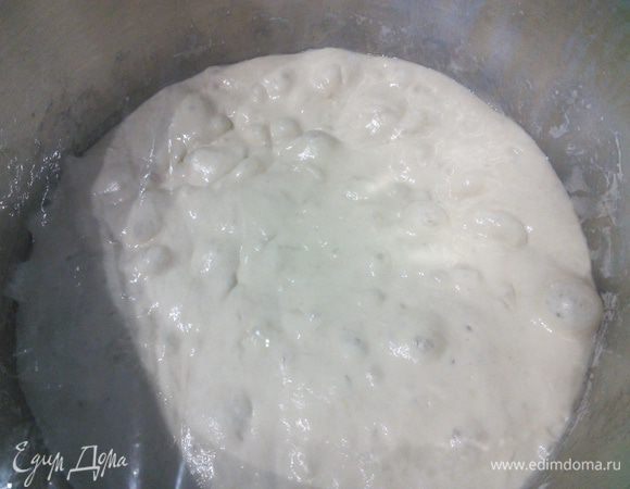 В день выпечки (у меня через 4 дня) миску с тестом вынуть из холодильника ( я не заглядывала всё это время и вот какая картина мне открылась) оставить при комнатной температуре на час для акклиматизации. 