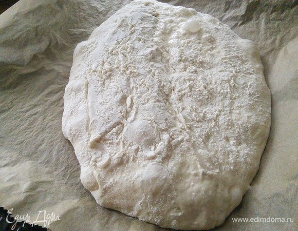 Перенести очень аккуратно тесто на противень, (просто дать ему сползти на противень, помогая лопаточкой). Тут нужно было сформировать буханку, но тесто оказалось жидковато. Поэтому я не заморачиваясь, оставила всё как есть и у меня получилось что-то среднее между хлебом и чиабаттой. 