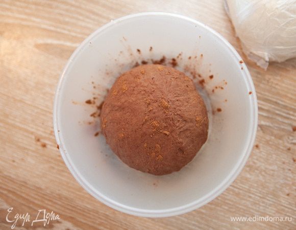 В одной миске у нас будет белое тесто в другой шоколадное. Добавляем к одной половине теста какао-порошок и хорошо вымешиваем. Если какао плохо замешивается, можно добавить немного растительного масла.
Тесто отправляем в пищевые пакеты или оборачиваем пленкой и даем "отдохнуть" около часа.