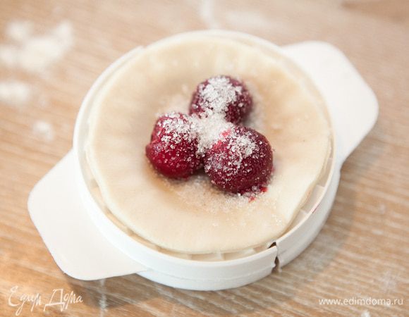 Лепим белые вареники. К ягодам я добавляю немного сахарного песка.