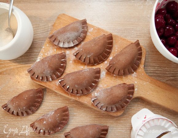 Лепим шоколадные. Натираем горький шоколад на крупной терке. Темный шоколад не содержит продуктов животного происхождения и его можно есть постящимся) В каждый вареник к вишне добавляем, помимо сахара, щепотку тертого шоколада.