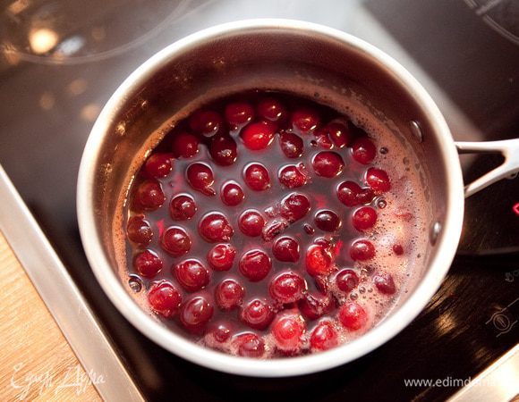 Делаем соус. Крахмал заливаем холодной водой, оставляем на 10-15 минут. В вишню добавляем сахар и 50 мл воды, доводим до кипения. Варим 1–2 минуты.
Затем вливаем крахмал и варим ещё 2 минуты, постоянно помешивая. Убираем с огня и даем остыть.