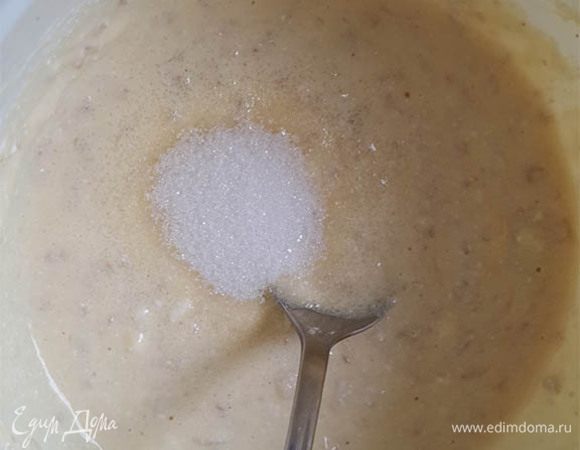 Добавить соль и сахар. Перемешиваем, даем постоять 30 минут.