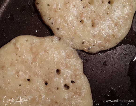 Добавляем соду и можно жарить. При жарке жидкое тесто очень сильно расплывается и поднимается).