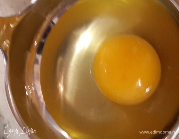 Когда оладьи пожарятся варим яйца-пашот. Для этого кипятим в кастрюльке много воды (чтобы сантиметров 7 глубины было). Кидаем соль (количество зависит от количества воды). В чашу половника аккуратно разбиваем яйцо.