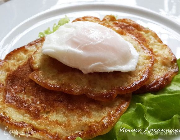 На оладьи выкладываем яйцо. У В. Пискунова оладьи еще поливаются растопленным сливочным маслом. Но те кто, как я, на правильном питании в данный момент, прекрасно обойдутся без масла. Оладьи и так масляные, очень нежные.