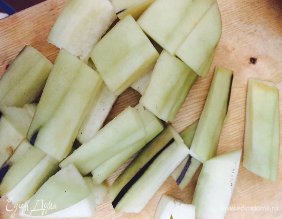 Баклажаны помыть и дать стечь лишней воде! Баклажаны держим в соли для того, чтобы убрать горечь. Затем порезать баклажаны длинной см по 5-6 и шириной примерно 2 см.