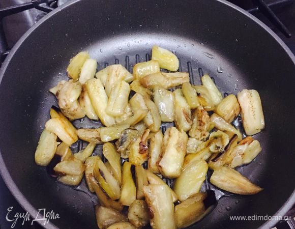 Затем выложить на заранее раскаленную сковородку с небольшим количеством растительного масла. Обжаривать на среднем огне до золотистого цвета. Примерно минут 15, периодически помешивая.