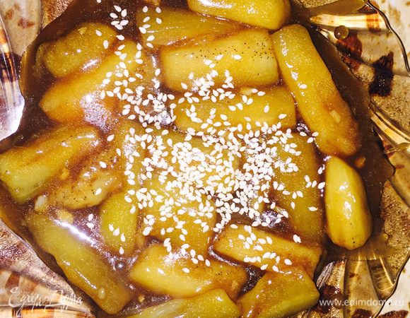 В это время, пока будут обжариваться баклажаны, сделаем соус. Воду, соевый соус, уксус, сахар, соль, крахмал и размельченный чеснок смешаем и выливаем в сковороду, ждем минуты 2-3 до загустения соуса. Посыпаем кунжутом (его заранее можно обжарить). Блюдо готово. 
Приятного аппетита!