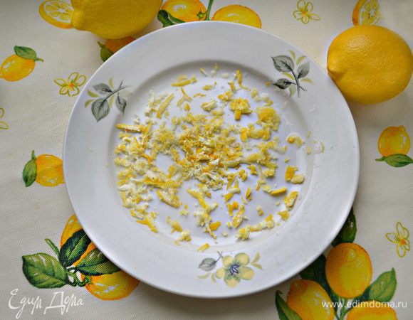Натрите на мелкой терке цедру лимона.