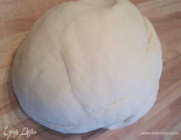 Все ингредиенты смешать в чаше комбайна на низкой скорости 5 мин., затем еще 10 мин. на средней скорости. Тесто получается приятной консистенции, мягкое, не липнет к рукам и полностью отделяется от стенок чаши комбайна. Накрыть миску пленкой и оставить на 30 минут на отдых. 