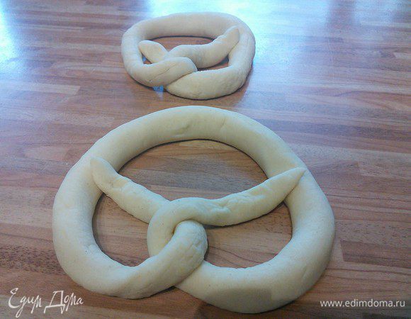 Жгуты сложить в крендельки, в середине перекрутив между собой и завернуть концы. 