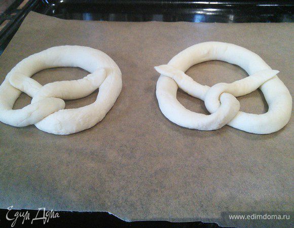 Выложить на противень, покрытый пекарской бумагой. Накрыть пленкой и поставить в холодильник или холодный погреб на 8 часов (у меня на ночь). 