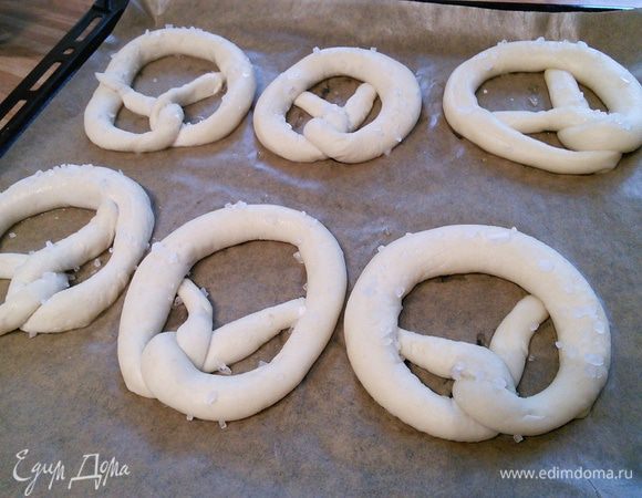 Вынуть на противень, посыпать крупной солью и дать обсохнуть в течение минуты. Так поступить с оставшимися брецелями. 