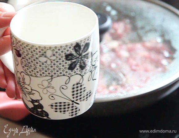 Тем временем ставим воду для закипания. Воды нужно закипятить примерно полторы кружки от той, которую мы использовали для замера наших компонентов.