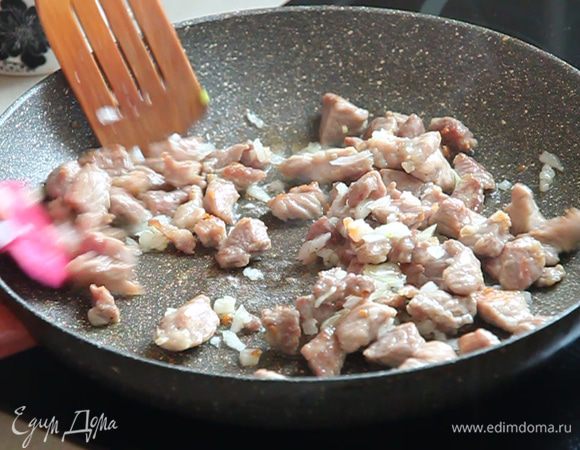 Хорошо перемешиваем, накрываем крышкой и жарим пару минут.