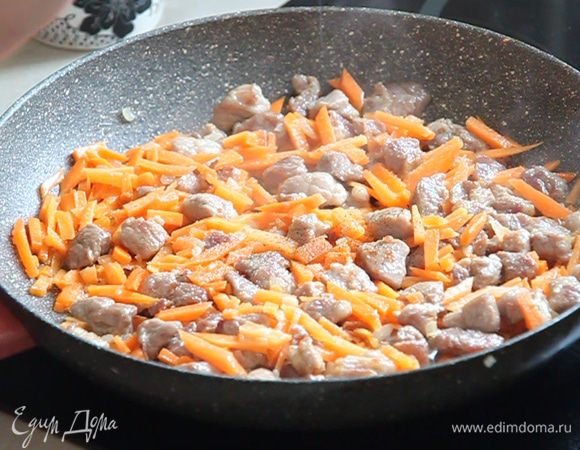 Все хорошо перемешиваем. Теперь можно еще немного подсолить и поперчить. Закрываем крышкой и обжариваем в течении 2-х минут.