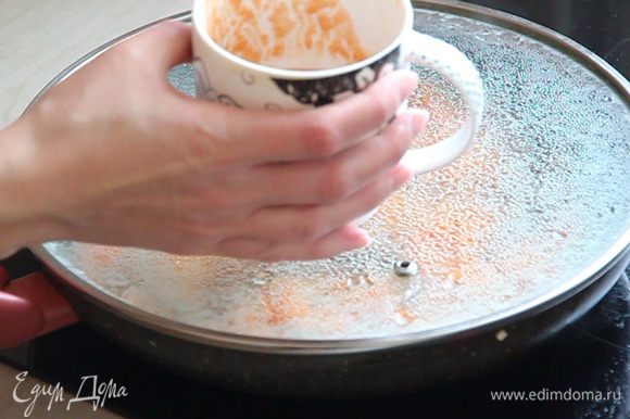 Пока обжаривается морковь, мы делаем заливку. Томат заливаем кипяченной водой, которую подготовили во время обжаривания лука.