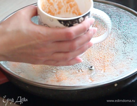 Пока обжаривается морковь, мы делаем заливку. Томат заливаем кипяченной водой, которую подготовили во время обжаривания лука.