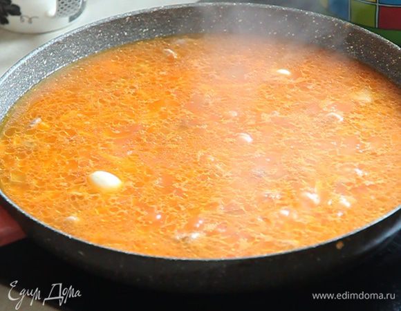 Накрываем крышкой и уменьшаем температуру в 3 раза. Например, на моей печке я уменьшаю со значения «9» на «троечку».