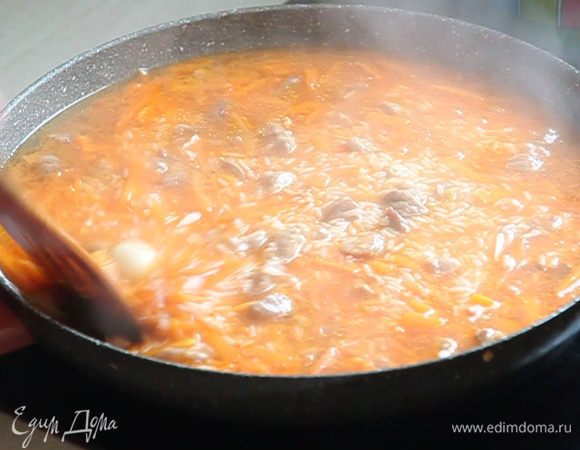 Рис начнет впитывать влагу. И поднимая крышку, периодически аккуратно помешивая, вы увидите, как впитывается жидкость.