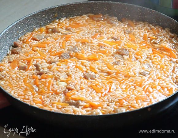 Тогда вам нужно выключить плиту. Аккуратно в последний раз перемешать плов. Плотно накрыть крышкой и оставить на 20 минут настояться. Настоявшийся плов будет еще вкуснее. Не все могут удержаться и отстаивать плов после приготовления 20 минут. Да и не нужно себя сдерживать. Весь плов съесть все равно не получиться так как это очень сытное блюдо. Поэтому каждый из вас попробует плов сразу же после приготовления и после его настаивания.

Приятного вам аппетита!