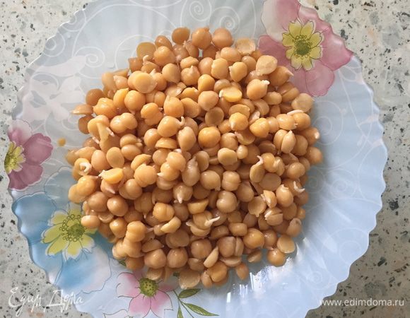 Начнем с подготовки нута. 100 г нута замочить на ночь в воде комнатной температуры в пропорции 1:3. Утром воду слить, поместить нут в кастрюлю, залить холодной водой и довести до кипения на сильном огне. Затем огонь уменьшить до среднего и оставить нут вариться 1 час, при необходимости снимая пену. Из 100 г сухого продукта получится примерно в 2 раза больше вареного нута — этого количества хватит на 5 котлет.