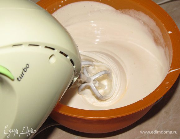 Отделить желтки от белков. Белки взбить до пиков, добавляя по 1 ст. л. сахара. Затем, продолжая взбивать, добавить по одному желтки.