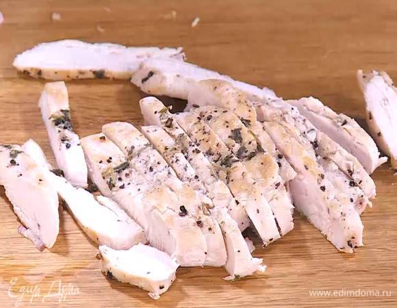 Грудку цыпленка запечь до готовности, затем порезать небольшими кусочками.