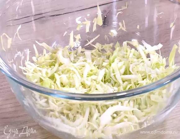 Капусту тонко нашинковать, слегка посыпать сахаром и размять руками.