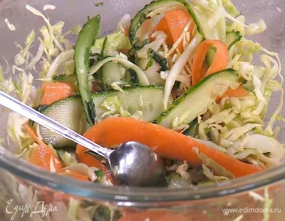 К капусте добавить морковь и огурец, посыпать оставшимся сахаром, влить рисовый уксус, рыбный соус, кунжутное масло и все перемешать.