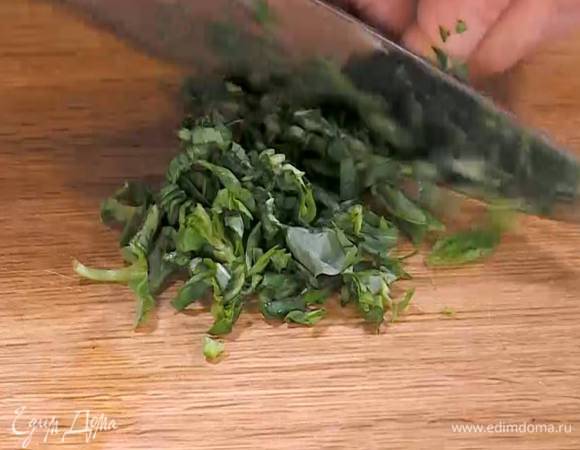 Листья базилика порезать тонкими полосками.