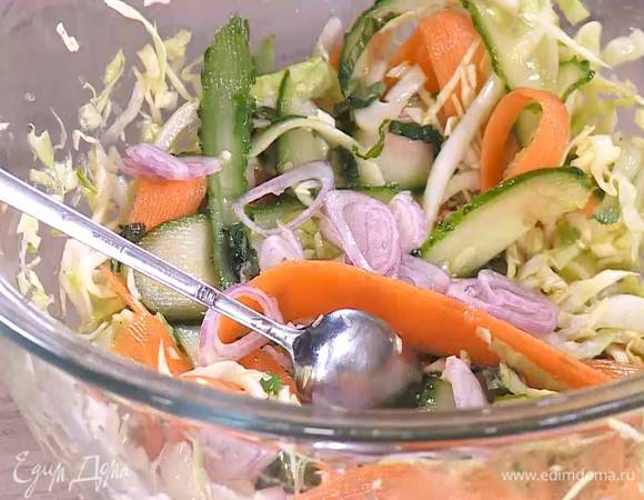 В салат добавить базилик, замаринованный лук вместе с уксусом и все перемешать.