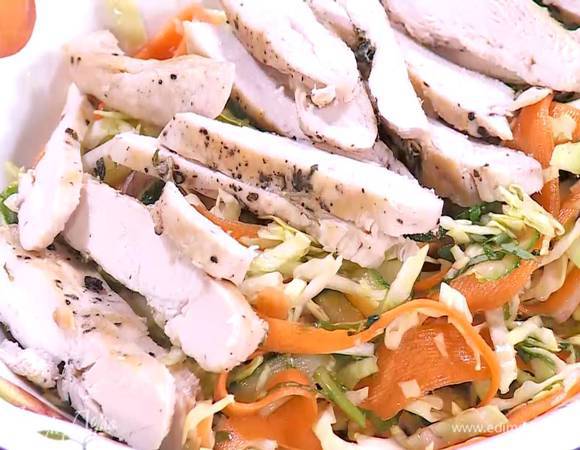 Выложить салат на тарелку, сверху разложить куриное мясо.