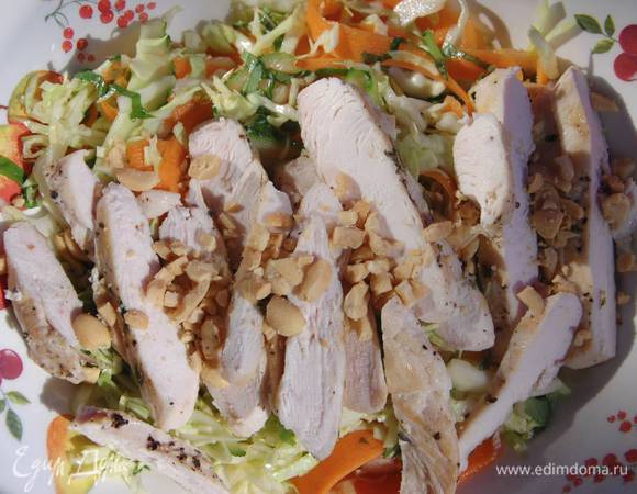 Арахис измельчить в ступке и посыпать салат.