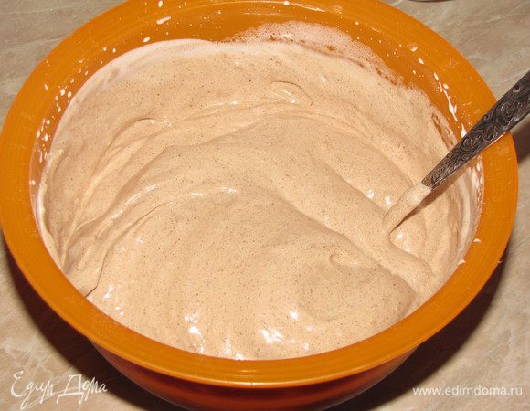 Добавить муку, просеянную вместе с какао. Аккуратно перемешать до однородности, не нарушая воздушную структуру взбитых белков.