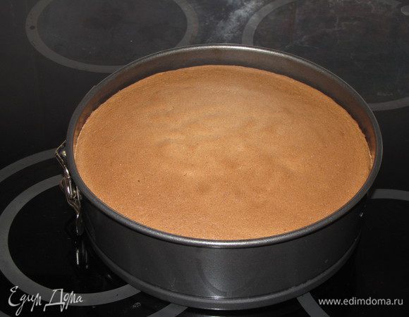 Выпекать в заранее разогретой до 180°C духовке 25 минут. Готовность проверить спичкой.