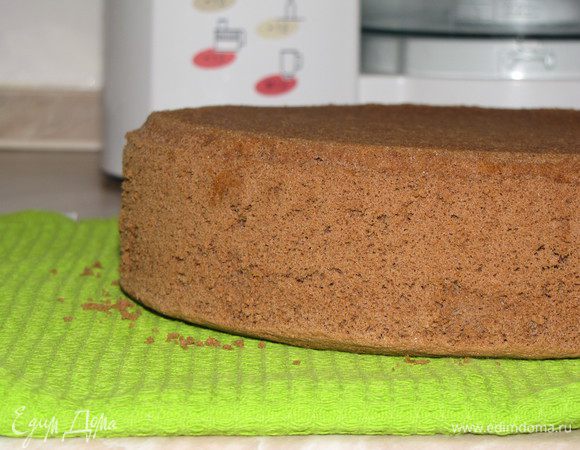 Бисквит нужно оставить в покое на несколько часов, чтобы потом он легко и ровно разрезался.