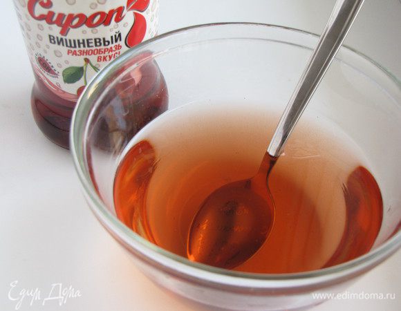 Вишневый сироп развести в воде и пропитать им коржи. Сладость пропитки можно регулировать по вкусу.