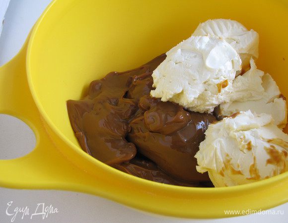 Смешать в миске вареную сгущенку, сливочный сыр и сливочное масло комнатной температуры. 