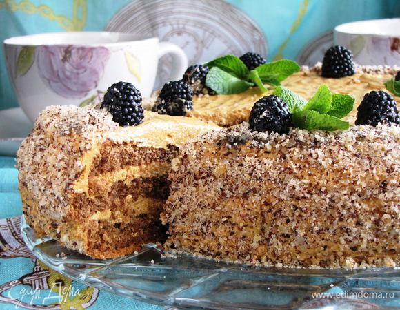 Отрезаем кусочек тортика...он очень мягкий.