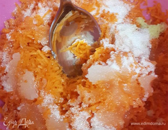 Смешать мелконатертую морковь, имбирь, сахар, соль и масло.