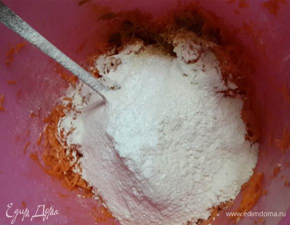 Добавить просеянную муку (я не добавляла сразу всю, тк зависит от сочности моркови, лучше добавить в конце, если плохо будет в шар скатываться и липнуть к рукам) и разрыхлитель. Перемешать.