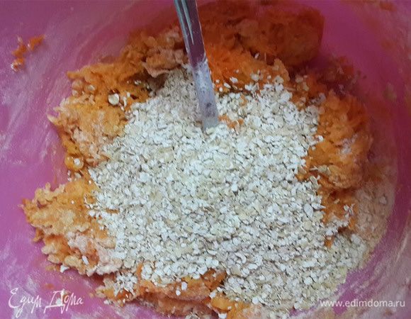 Добавить хлопья. Перемешать. 